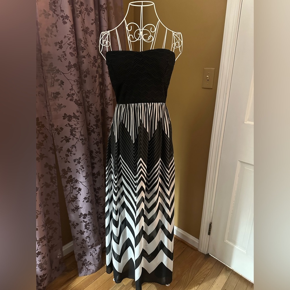 Sleeveless Black and White Chevron Maxi Dress